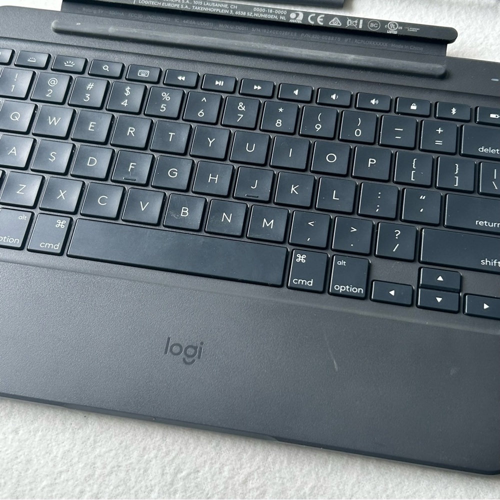 Logitech Slim Combo Keyboard Case for iPad - Black - Picture 4 of 6